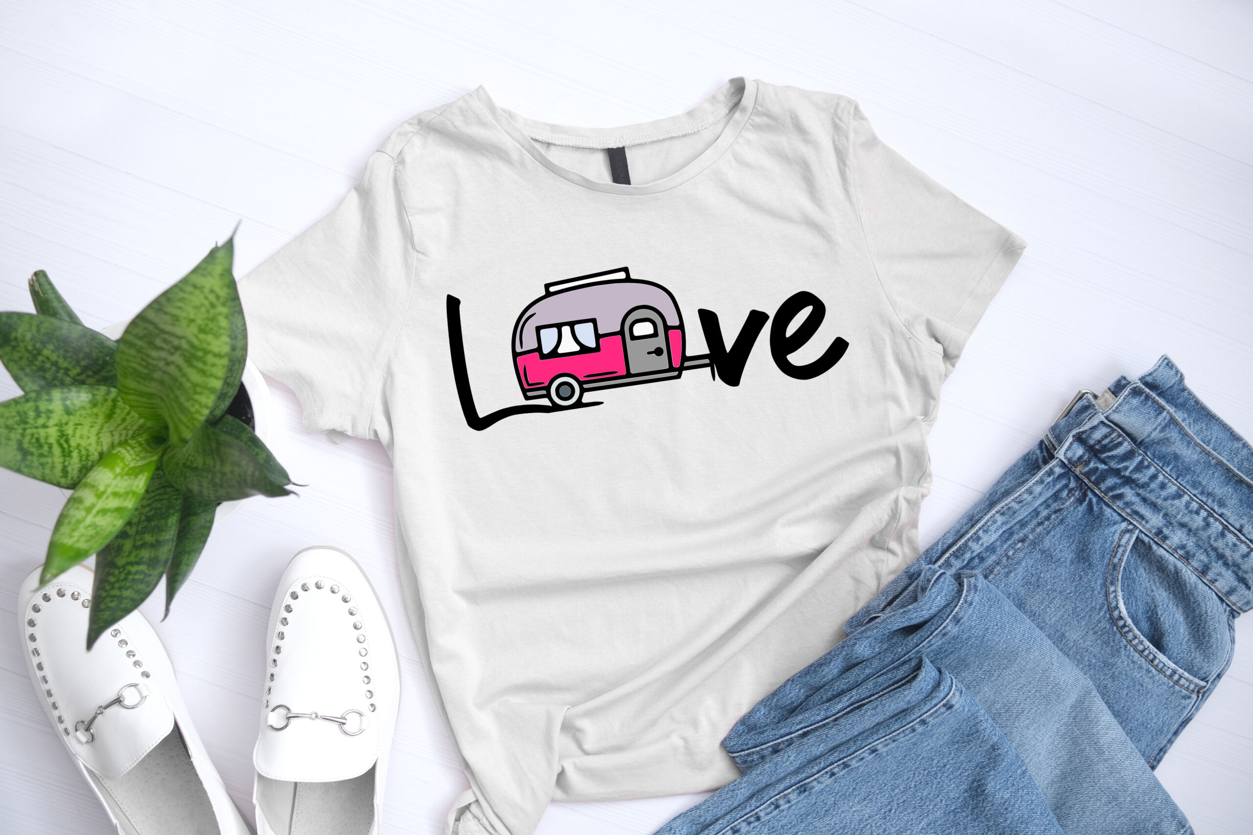 Free Love Caravan SVG Cutting File for the Cricut.